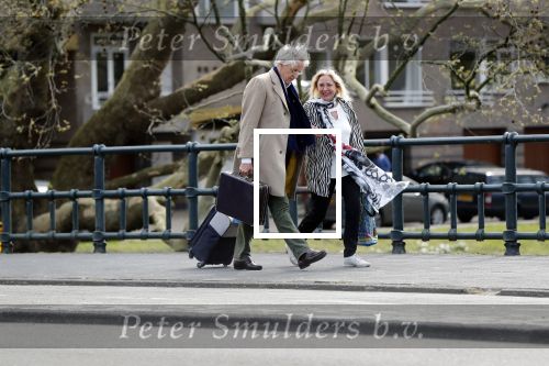 Amsterdam 18 april 2019
Boudewijn Poelman met zijn vrouw wandelend op straat  in Amsterdam zuid .