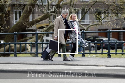 Amsterdam 18 april 2019
Boudewijn Poelman met zijn vrouw wandelend op straat  in Amsterdam zuid .