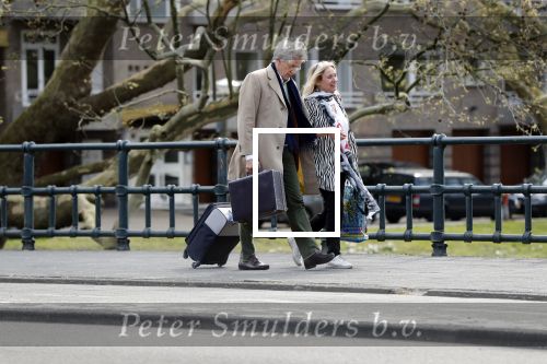 Amsterdam 18 april 2019
Boudewijn Poelman met zijn vrouw wandelend op straat  in Amsterdam zuid .
