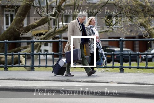 Amsterdam 18 april 2019
Boudewijn Poelman met zijn vrouw wandelend op straat  in Amsterdam zuid .