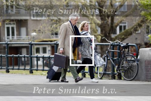 Amsterdam 18 april 2019
Boudewijn Poelman met zijn vrouw wandelend op straat  in Amsterdam zuid .