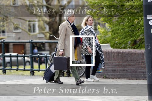 Amsterdam 18 april 2019
Boudewijn Poelman met zijn vrouw wandelend op straat  in Amsterdam zuid .
