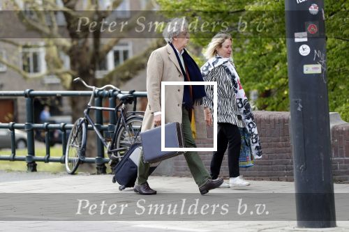 Amsterdam 18 april 2019
Boudewijn Poelman met zijn vrouw wandelend op straat  in Amsterdam zuid .