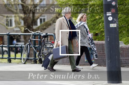 Amsterdam 18 april 2019
Boudewijn Poelman met zijn vrouw wandelend op straat  in Amsterdam zuid .