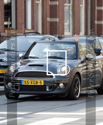 Amsterdam 8 april 2019
Caroline Tensen met zoon Bob in mini cooper cabrio
