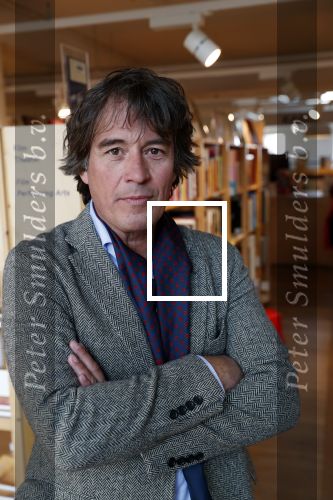 Amsterdam 15 april 2019
Boekpresentatie van Inge Ipenburg bij boekhandel Scheltema.
Simone Kleinsma krijgt het eerste exemplaar. Casper v Bohemen