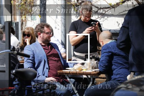 Amsterdam 16 april 2019
Diederik Jekel en John Korthaus   wandelend op cornelis schuytstraat.