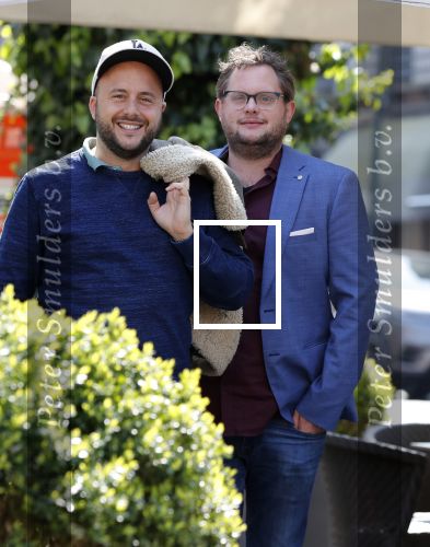 Amsterdam 16 april 2019
Diederik Jekel en John Korthaus   wandelend op cornelis schuytstraat.