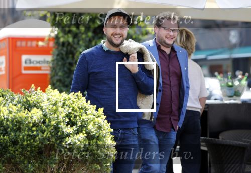 Amsterdam 16 april 2019
Diederik Jekel en John Korthaus   wandelend op cornelis schuytstraat.