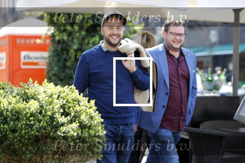 Amsterdam 16 april 2019
Diederik Jekel en John Korthaus   wandelend op cornelis schuytstraat.
