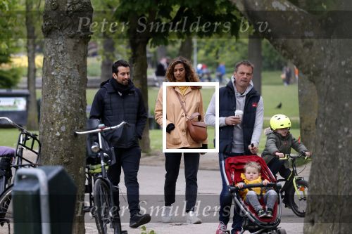Amsterdam 5 mei 2019
Dotan met een vriendin in het vondelpark.