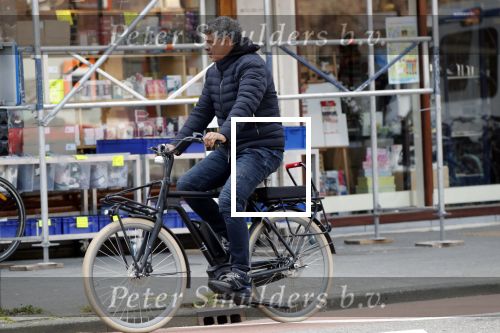 Amsterdam 11 april 2019
Frank Rijkaard en zijn vrouw Stefanie op de fiets in Amsterdam zuid.