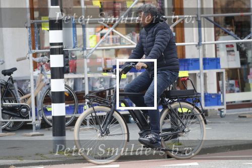 Amsterdam 11 april 2019
Frank Rijkaard en zijn vrouw Stefanie op de fiets in Amsterdam zuid.