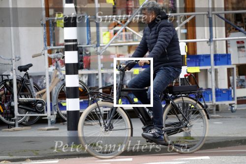 Amsterdam 11 april 2019
Frank Rijkaard en zijn vrouw Stefanie op de fiets in Amsterdam zuid.