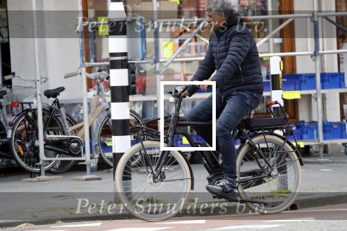 Amsterdam 11 april 2019
Frank Rijkaard en zijn vrouw Stefanie op de fiets in Amsterdam zuid.