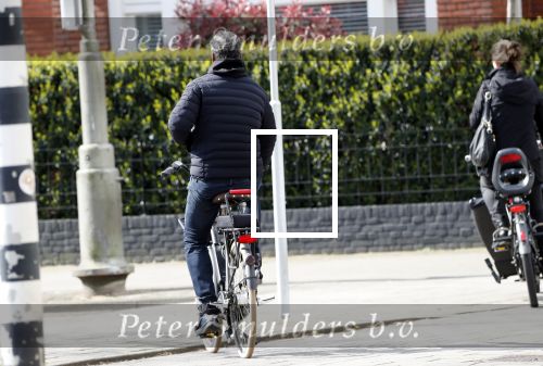 Amsterdam 11 april 2019
Frank Rijkaard en zijn vrouw Stefanie op de fiets in Amsterdam zuid.