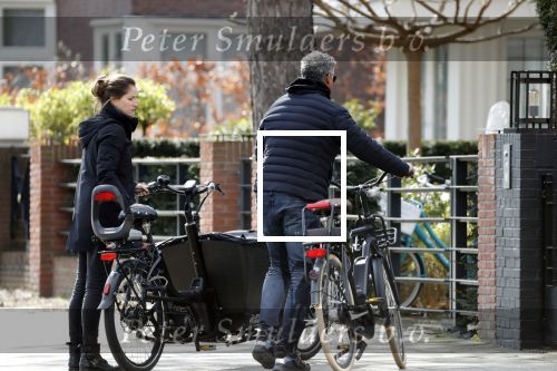 Amsterdam 11 april 2019
Frank Rijkaard en zijn vrouw Stefanie op de fiets in Amsterdam zuid.