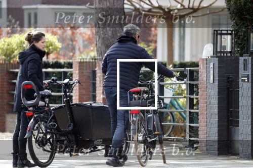 Amsterdam 11 april 2019
Frank Rijkaard en zijn vrouw Stefanie op de fiets in Amsterdam zuid.