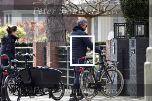 Amsterdam 11 april 2019
Frank Rijkaard en zijn vrouw Stefanie op de fiets in Amsterdam zuid.