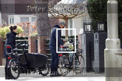 Amsterdam 11 april 2019
Frank Rijkaard en zijn vrouw Stefanie op de fiets in Amsterdam zuid.