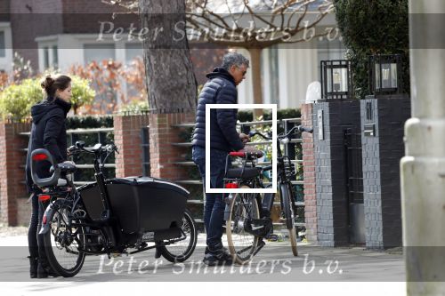 Amsterdam 11 april 2019
Frank Rijkaard en zijn vrouw Stefanie op de fiets in Amsterdam zuid.