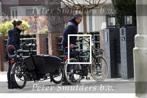 Amsterdam 11 april 2019
Frank Rijkaard en zijn vrouw Stefanie op de fiets in Amsterdam zuid.