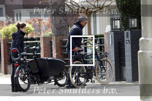 Amsterdam 11 april 2019
Frank Rijkaard en zijn vrouw Stefanie op de fiets in Amsterdam zuid.