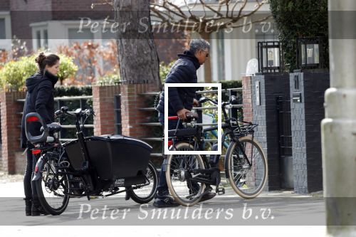 Amsterdam 11 april 2019
Frank Rijkaard en zijn vrouw Stefanie op de fiets in Amsterdam zuid.