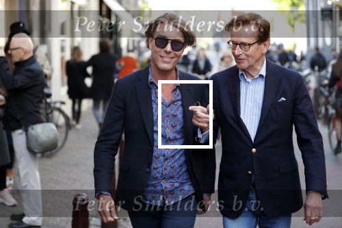 Amsterdam 1o0 mei 2019
Frank en Rogier van paleis voor een prikkie op straat in Amsterdam.