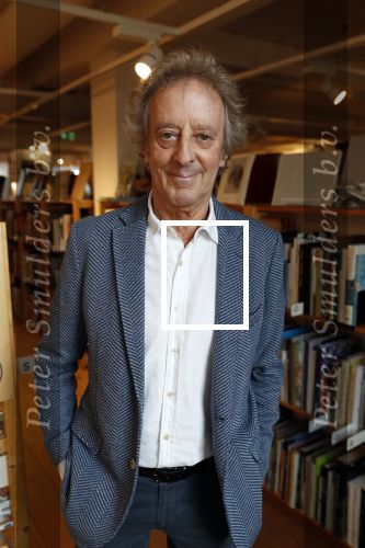 Amsterdam 15 april 2019
Boekpresentatie van Inge Ipenburg bij boekhandel Scheltema.
Simone Kleinsma krijgt het eerste exemplaar. 
Hans v Willigenburg