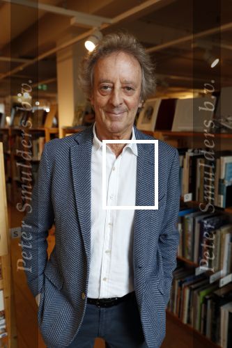 Amsterdam 15 april 2019
Boekpresentatie van Inge Ipenburg bij boekhandel Scheltema.
Simone Kleinsma krijgt het eerste exemplaar. 
Hans v Willigenburg