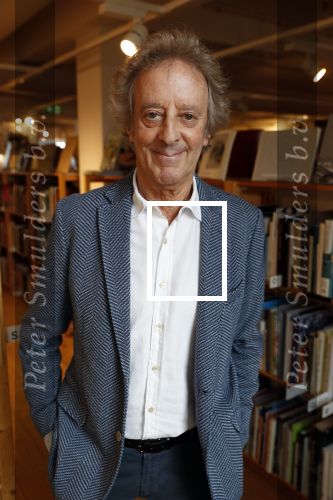 Amsterdam 15 april 2019
Boekpresentatie van Inge Ipenburg bij boekhandel Scheltema.
Simone Kleinsma krijgt het eerste exemplaar. 
Hans v Willigenburg