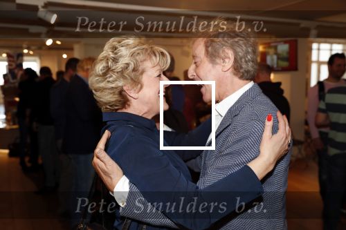 Amsterdam 15 april 2019
Boekpresentatie van Inge Ipenburg bij boekhandel Scheltema.
Simone Kleinsma krijgt het eerste exemplaar. 
Hans v Willigenburg