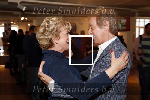 Amsterdam 15 april 2019
Boekpresentatie van Inge Ipenburg bij boekhandel Scheltema.
Simone Kleinsma krijgt het eerste exemplaar. 
Hans v Willigenburg