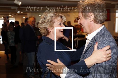 Amsterdam 15 april 2019
Boekpresentatie van Inge Ipenburg bij boekhandel Scheltema.
Simone Kleinsma krijgt het eerste exemplaar. 
Hans v Willigenburg
