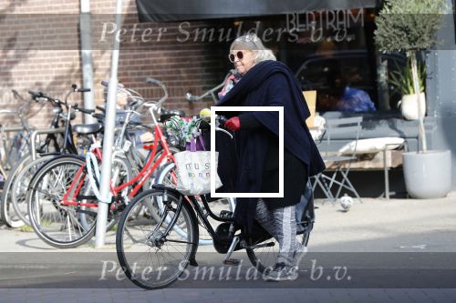 Amsterdam 11 mei 2019
Herma Krabbe met fiets in Amsterdam zuid.
