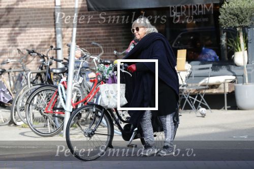 Amsterdam 11 mei 2019
Herma Krabbe met fiets in Amsterdam zuid.
