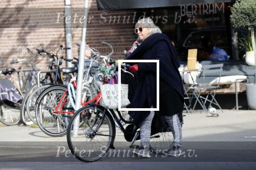 Amsterdam 11 mei 2019
Herma Krabbe met fiets in Amsterdam zuid.