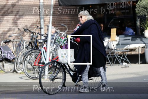 Amsterdam 11 mei 2019
Herma Krabbe met fiets in Amsterdam zuid.