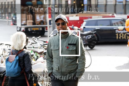 Den Haag 9 april 2019
Humberto tan fluitend op straat onderweg naar Libelle event in Dudok.