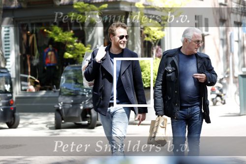 Amsterdam 11 mei 2019
Mark v Eeuwen en Huub Stapel op de cornelis schuytstraat. Ze gaan repeteren voor Flikken Rotterdam.