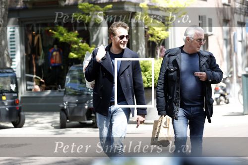 Amsterdam 11 mei 2019
Mark v Eeuwen en Huub Stapel op de cornelis schuytstraat. Ze gaan repeteren voor Flikken Rotterdam.