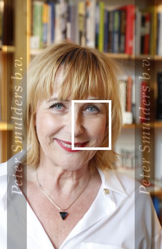 Amsterdam 15 april 2019
Boekpresentatie van Inge Ipenburg bij boekhandel Scheltema.
Simone Kleinsma krijgt het eerste exemplaar.