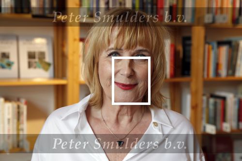 Amsterdam 15 april 2019
Boekpresentatie van Inge Ipenburg bij boekhandel Scheltema.
Simone Kleinsma krijgt het eerste exemplaar.