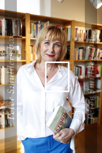 Amsterdam 15 april 2019
Boekpresentatie van Inge Ipenburg bij boekhandel Scheltema.
Simone Kleinsma krijgt het eerste exemplaar.