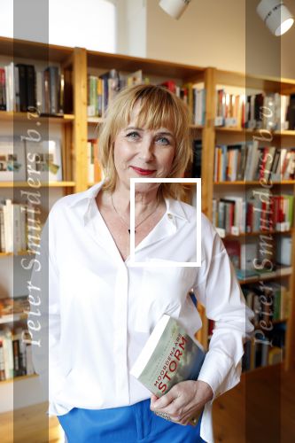 Amsterdam 15 april 2019
Boekpresentatie van Inge Ipenburg bij boekhandel Scheltema.
Simone Kleinsma krijgt het eerste exemplaar.
