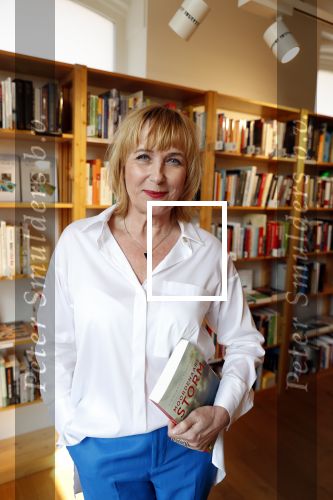 Amsterdam 15 april 2019
Boekpresentatie van Inge Ipenburg bij boekhandel Scheltema.
Simone Kleinsma krijgt het eerste exemplaar.