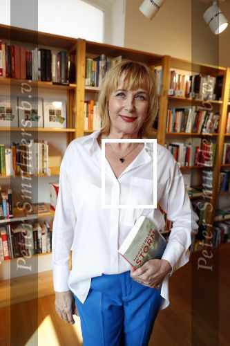 Amsterdam 15 april 2019
Boekpresentatie van Inge Ipenburg bij boekhandel Scheltema.
Simone Kleinsma krijgt het eerste exemplaar.