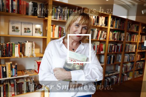 Amsterdam 15 april 2019
Boekpresentatie van Inge Ipenburg bij boekhandel Scheltema.
Simone Kleinsma krijgt het eerste exemplaar.