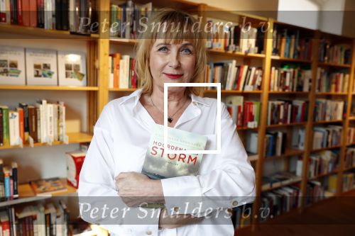 Amsterdam 15 april 2019
Boekpresentatie van Inge Ipenburg bij boekhandel Scheltema.
Simone Kleinsma krijgt het eerste exemplaar.